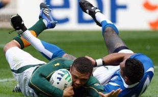 L'Afrique du Sud, archi-dominatrice en conquête, a réussi son test physique face aux rugueux Samoans, qui ont tenu une mi-temps avant d'être submergés par la puissance des Springboks (59-7), dimanche au Parc des Princes dans la poule A de la Coupe du monde de rugby.