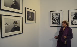 Agnès Varda, mardi à la galerie photo de l'Institut Lumière, notamment devant un portrait d'Harrison Ford jeune (en bas).