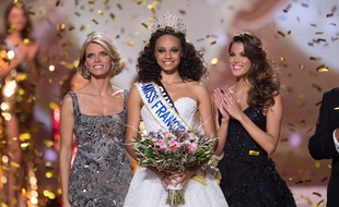 Sylvie Tellier, Alicia Aylies et Iris Mittenaere, toutes les trois en robe Nicolas Fafiotte, le 18 décembre 2016.