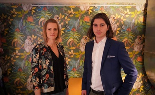 A gauche, Marine DAVAINE, artisan-ébéniste à Paris et à droite, Thibaud SULZER, ambassadeur de marque Ballantine’s.