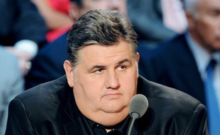 Le consultant Canal+ Pierre Ménès, le 22 mai 2011 sur le plateau du Canal Football Club.