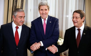 John Kerry, le secrétaire d'Etat américain, serre les mains du président chypriote Nicos Anastasiades (d) et du turc chypriote, Mustafa Akinci (g), le 3 décembre 2015 à Nicosie