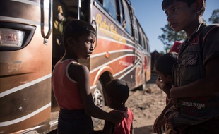 Des enfants rohingyas prennent un bus en direction d'un camp de réfugiés, le 3 décembre 2017 à Shah Barir Dip au Cambodge