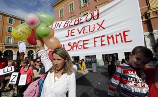 Syndicats et associations sont sortis partagés mardi à la mi-journée de la première réunion sur le rôle des sages-femmes organisée au ministère de la Santé pour tenter de calmer la grogne d'une partie de la profession.