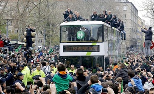 Les joueurs de Saint-Etienne défilent dans les rues de la ville après leur victoire en Coupe de la Ligue, le 21 avril 2013