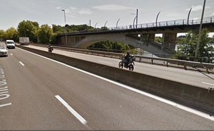 Le pont de la Beaujoire permet au périphérique de franchir l'Erdre.