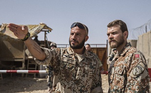 Dar Salim et Pilou Asbæk dans A War de Tobias Lindholm