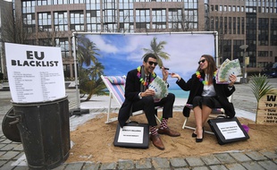 Des militants d'Oxfam ont parodié les paradis fiscaux devant les institutions européennes avant la publication de la liste noire.