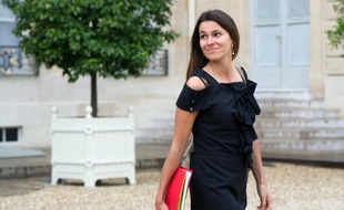 La ministre de la Culture et de la Communication Aurélie Filippetti critique Hadopi, Haute autorité chargée de lutter contre le téléchargement illégal, et annonce la réduction de son budget de fonctionnement, avant même les conclusions de la mission Lescure.