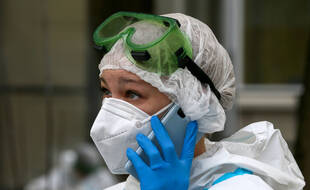 Une soignante d'un hôpital de Moscou en Russie, qui reçoit à nouveau des malades du Covid, le 8 octobre 2020.