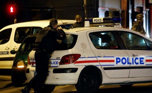 Des policiers devant le bar La Belle Equipe rue de Charonne à Paris, le 14 novembre 2015