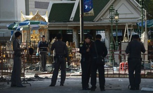 La police thaïlandaise enquête le 18 août 2015 sur les lieux de l'attentat qui a fait au moins 21 morts et plus de 120 blessés la veille à Bangkok