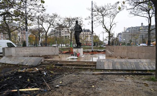 La statue du maréchal Juin, place d'Italie, à Paris, a été dégradée le 16 novembre, lors de la manifestation des