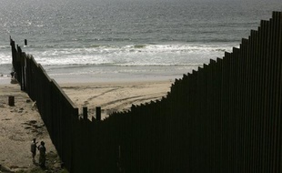 Un nouveau tunnel, de 600 m de long, équipé de lumières, d'un ascenseur et de chariots destinés au transport de drogues, a été découvert mardi à la frontière entre le Mexique et les Etats-Unis, a annoncé la police locale.