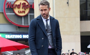 L'acteur Ryan Reynolds recevant son étoile sur le Hollywood Walk of Fame.