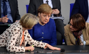 La chancelière allemande Angela Merkel avec la ministre de l'Education Anja Karliczek et la commissaire à l'intégration du gouvernement Annette Widmann-Mauz, à Berlin le 6 mars 2020.