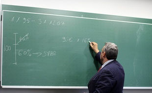Un enseignant au tableau.
