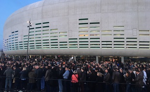 Les fans de Dépêche Mode se sont massés devant l'Arena dès le petit matin.