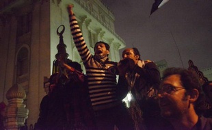 Des dizaines de milliers d'opposants au chef de l'Etat égyptien Mohamed Morsi ont encerclé mardi soir le palais présidentiel au Caire pour exiger qu'il retire un décret par lequel il a considérablement élargi ses pouvoirs et protester contre un projet controversé de Constitution.