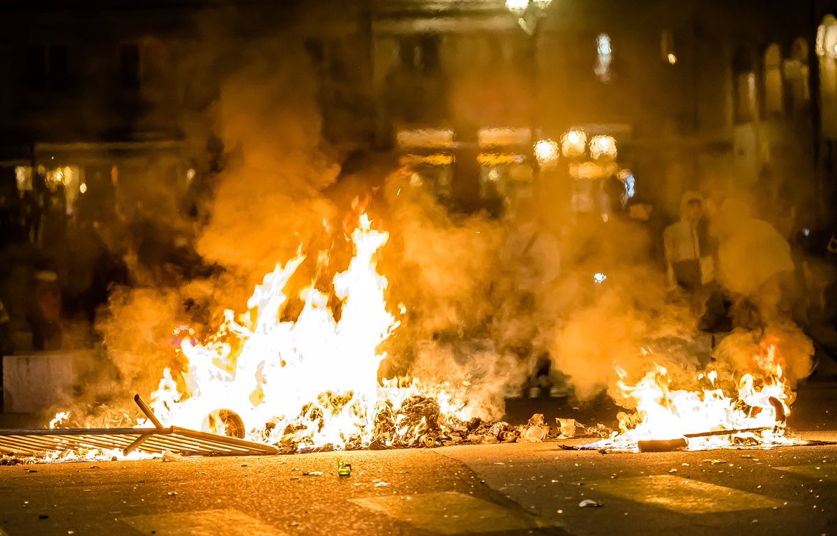 Réforme des retraites : Ils mangent tranquillement dans un restaurant entouré par un feu, la vidéo enflamme les réseaux