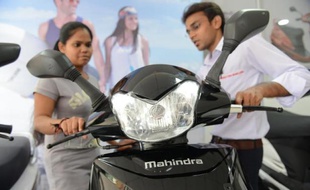 Présentation à Ahmedabad du nouveau scooter de Mahindra le 8 octobre 2014