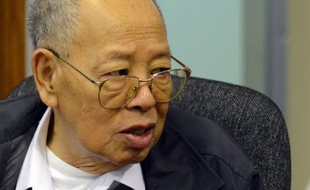 Les appels se sont multipliés vendredi en faveur d'une reprise rapide des audiences du tribunal pour les Khmers rouges à Phnom Penh, après le décès d'un des trois accusés qui a souligné combien la juridiction luttait contre le temps et était guettée par un échec qui serait dramatique.