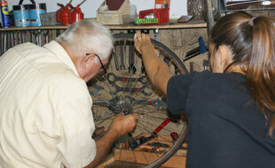 Dans l'atelier de réparation du Vieux biclou, à Montpellier