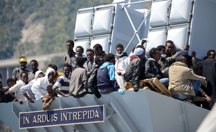 Des migrants secourus par un navire de la Marine italienne attendent d'être débarqués à Salerne, le 22 avril 2015.