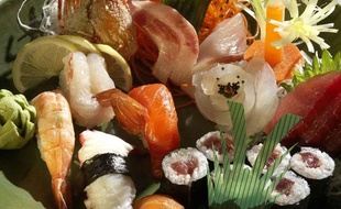 Un plateau de sushis, makis et sashimis.