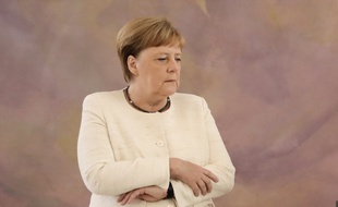 Angela Merkel essaie de contrôler son tremblement, le 27 juin 2019 à Berlin.