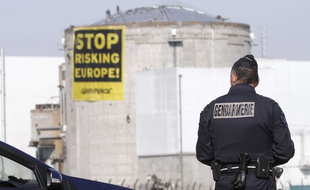 Banderole déployée par les militants de Greenpeace lors de leur intrusion dans la centrale nucléaire de Fessenheim (Haut-Rhin, Alsace), le 18 mars 2014.