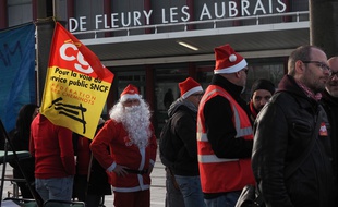 Des grévistes devant la gare de Fleury les Aubrais, le 23 décembre 2019.