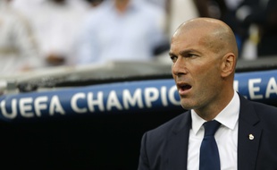 Zinédine Zidane sur le banc du Real Madrid.