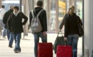 La grève dans les transports se poursuivait samedi matin pour le quatrième jour consécutif, entraînant toujours de fortes perturbations, alors que la SNCF propose des négociations dès mercredi et que des syndicats parient sur une jonction avec la grève des fonctionnaires mardi