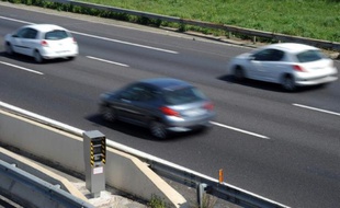 Des voitures sur l'autoroute A9 à hauteur de Saint-Aunes-Odysseum passent le contrôle des radars