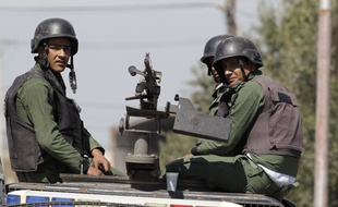 Des membres des forces de sécurité jordaniennes au poste-frontière avec la Syrie de Nasib, le 2 avril 2015.