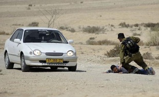 L'infiltration d'un commando en Israël lundi a fait trois morts, un ouvrier israélien et deux assaillants venus du Sinaï, poussant l'Etat hébreu à demander au futur pouvoir au Caire de restaurer son autorité sur cette péninsule.