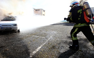 Illustration d'un exercice d'extinction d'un feu de voiture par les pompiers de la Haute-Garonne.