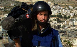Les obsèques de Gilles Jacquier, journaliste de France 2 tué le 11 janvier en Syrie à 43 ans, se sont déroulées vendredi à Bernex, en Haute-Savoie, dans une église trop petite pour accueillir journalistes et amis venus rendre hommage à un homme "en quête de vérité".