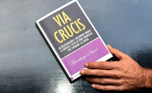 Le livre "Via crucis" est présenté à la presse à Rome le 2 novembre 2015