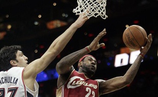 Le basketteur américain de Cleveland, Lebron James (en rouge), le 29 décembre 2009 face à Atlanta.