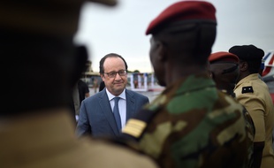 Le président français François Hollande salue des soldats à son arrivée à Bangui, le 13 mai 2016.