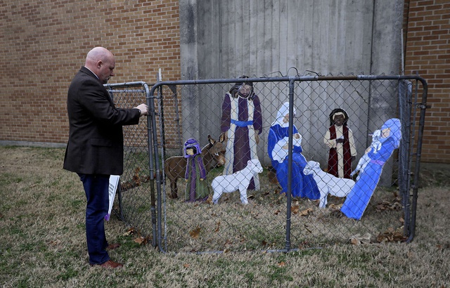 Une crèche américaine enferme Jésus pour protester contre la politique de Donald Trump 640x410_creche-fellowship-congregational-church-tulsa