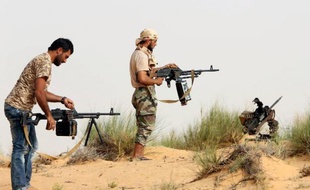 Des combattants de la milice Fajr Libya au cours d'affrontements avec les forces loyalistes, à l'ouest de Tripoli le 25 mai 2015