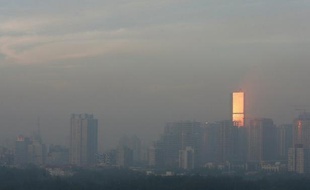 Officiellement, "la qualité de l'air s'améliore" à Pékin. Pourtant ces dernières semaines, des centaines de vols ont été annulés ou retardés, des autoroutes fermées et des habitants en détresse respiratoire ont afflué dans les hôpitaux.