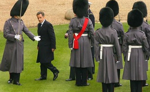Place à la revue des troupes devant le château de Windsor. Un rôle taillé sur mesure pour un Nicolas Sarkozy qui a décidé la semaine dernière de représidentialiser sa fonction. Parader devant des soldats à Londres, ça a un petit côté De Gaulle, non ?