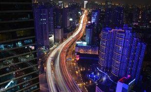 Circulation nocturne à Shanghaï, le 9 janvier 2014