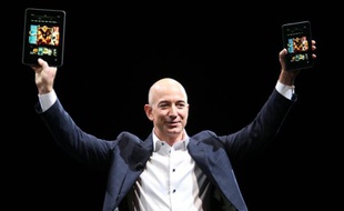 Le PDG d'Amazon Jeff Bezos montre un modèle de tablette Kindle à Santa Monica (Californie, ouest des Etats-Unis) le 6 septembre 2012