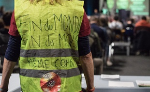 Une « gilet jaune » à un meeting de la France insoumise à Saint-Brieuc, le 28 mars 2019.