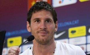L'attaquant argentin du FC Barcelone, Lionel Messi, touché au mollet droit, a déclaré forfait pour le match amical contre Hambourg prévu ce mardi à l'occasion du 125e anniversaire de la fondation du club allemand, a annoncé le Barça.